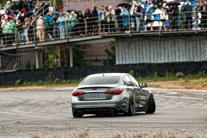 Гонка автомобилей на дрифт-фестивале скорости и драйва Drift Expo Track Mode 2025
