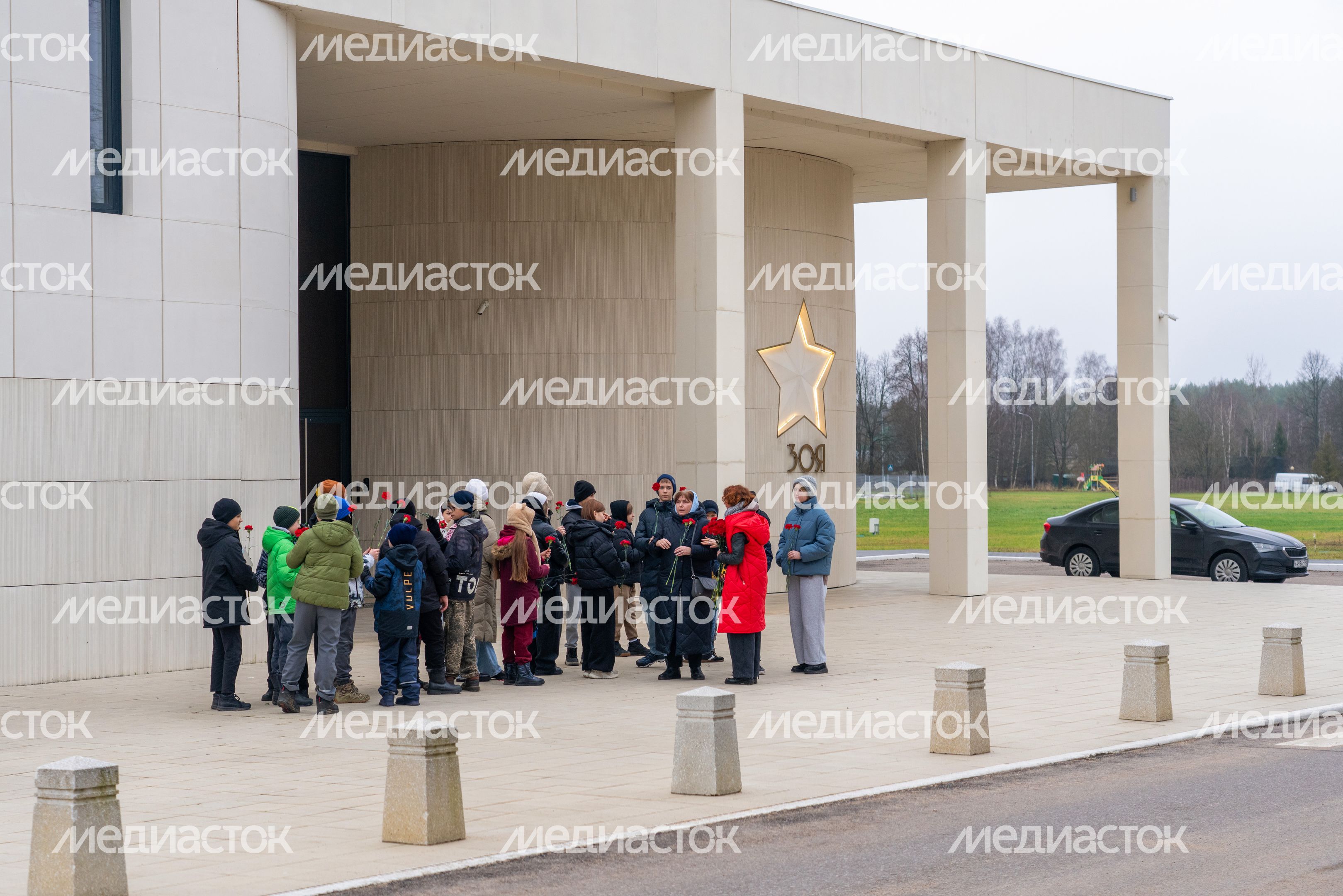 Возложение цветов к месту казни Зои Космодемьянской в музее «Зоя» Рузского округа Возложение цветов к месту казни Зои Космодемьянской в музее «Зоя» Рузского округа