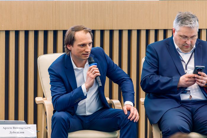 Гендиректор ГК ACCELERATION Артем Дубоделов и министр ЖКХ региона Кирилл Григорьев на форуме