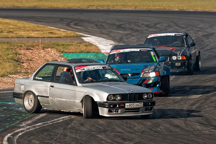Дрифт-гонка автомобилей по автодрому Moscow Raceway на фестивале «Дрифт Экспо» в Волоколамске