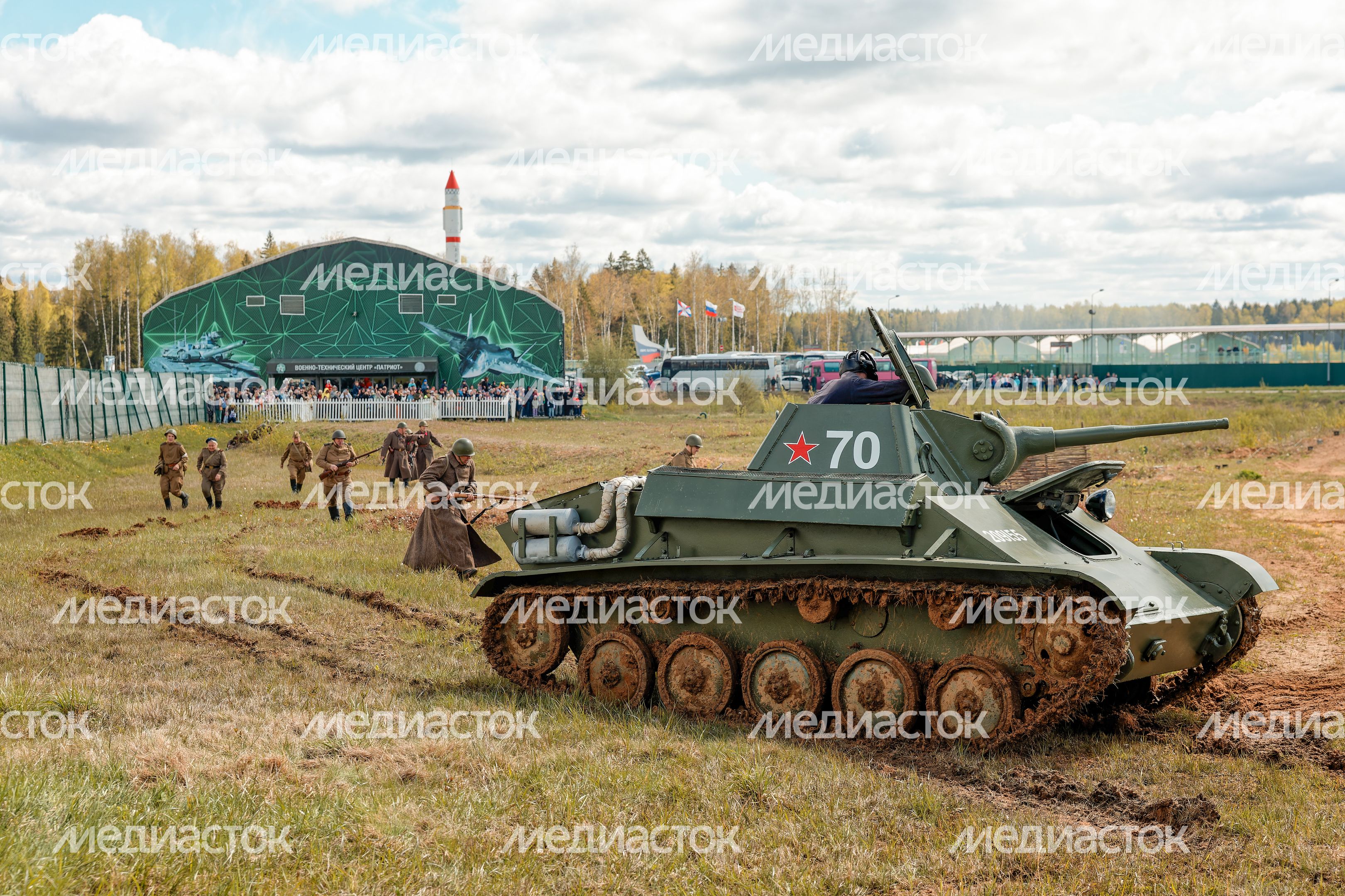 Военно-историческая реконструкция боя Великой Отечественной войны с техникой и авиацией в парке «Патриот» Одинцовского округа Военно-историческая реконструкция боя Великой Отечественной войны с техникой и авиацией в парке «Патриот» Одинцовского округа