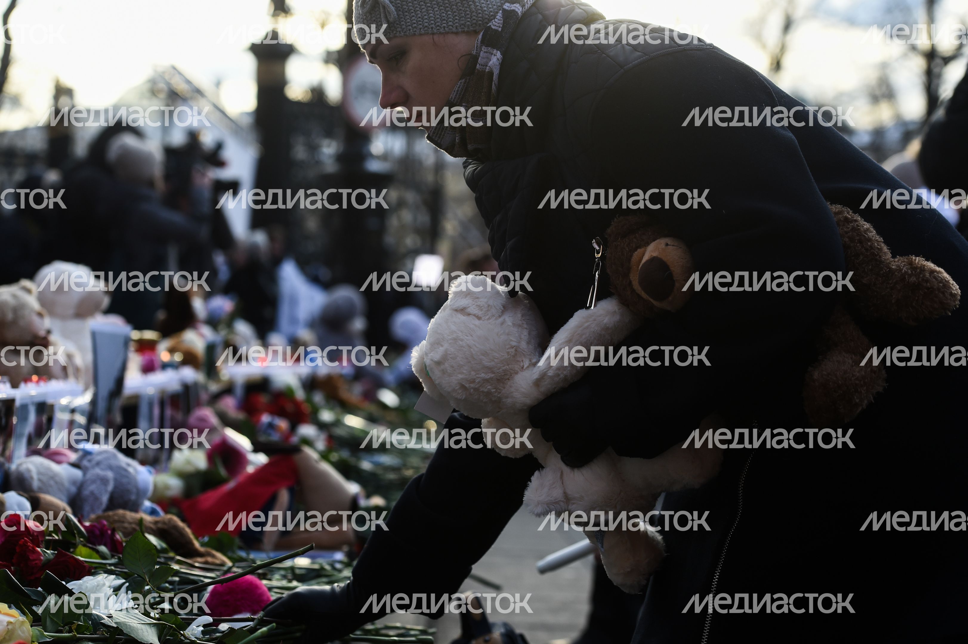 Акция в память о погибших в Кемерове на Манежной площади в Москве