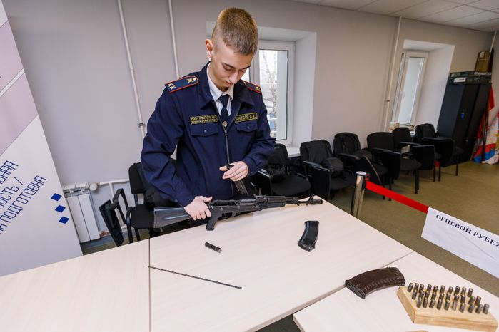 Практические занятия по стрельбе студентов в Волоколамском филиале Красногорского колледжа