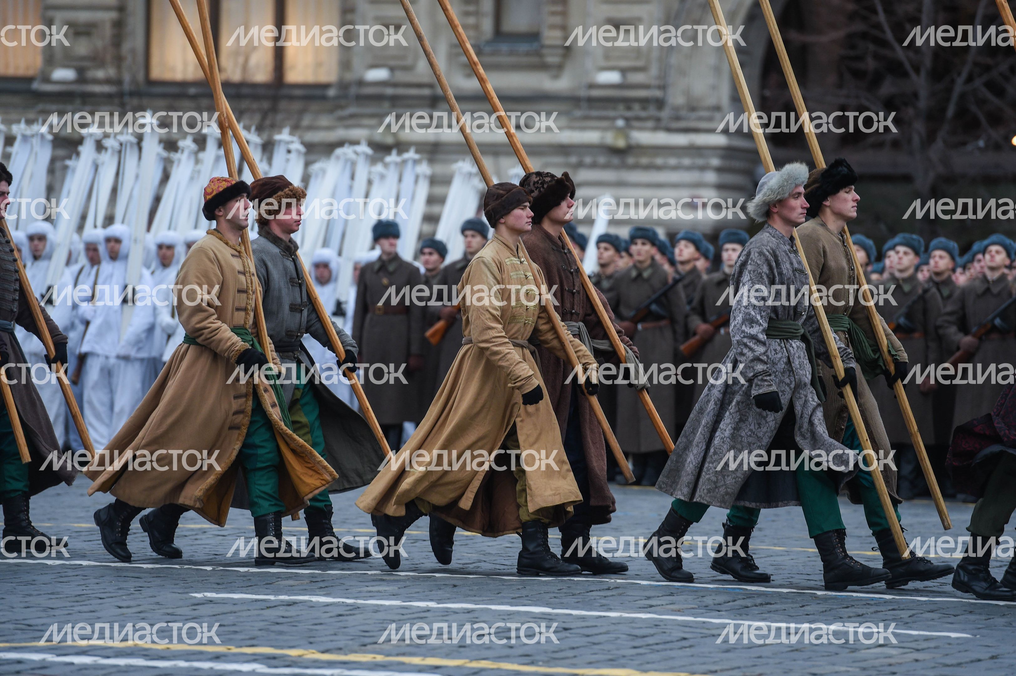 Торжественный марш в честь парада 1941 года на Красной площади в Москве