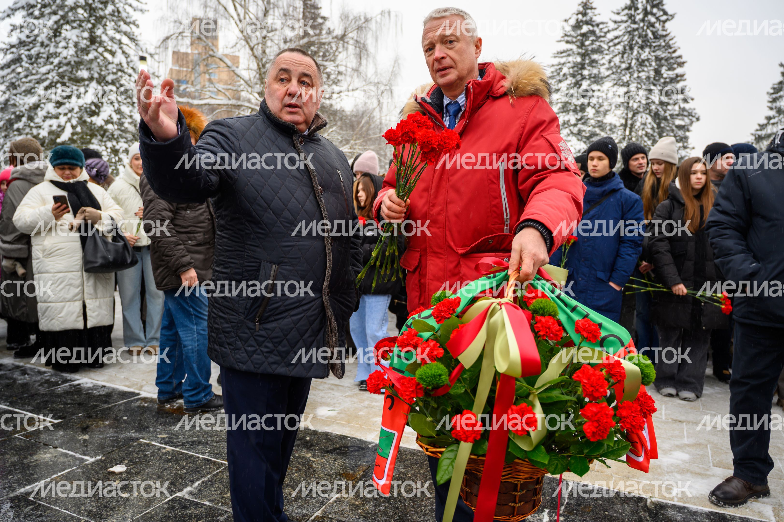 Возложение цветов к памятнику первому космонавту Юрию Гагарину в Звездном городке Возложение цветов к памятнику первому космонавту Юрию Гагарину в Звездном городке
