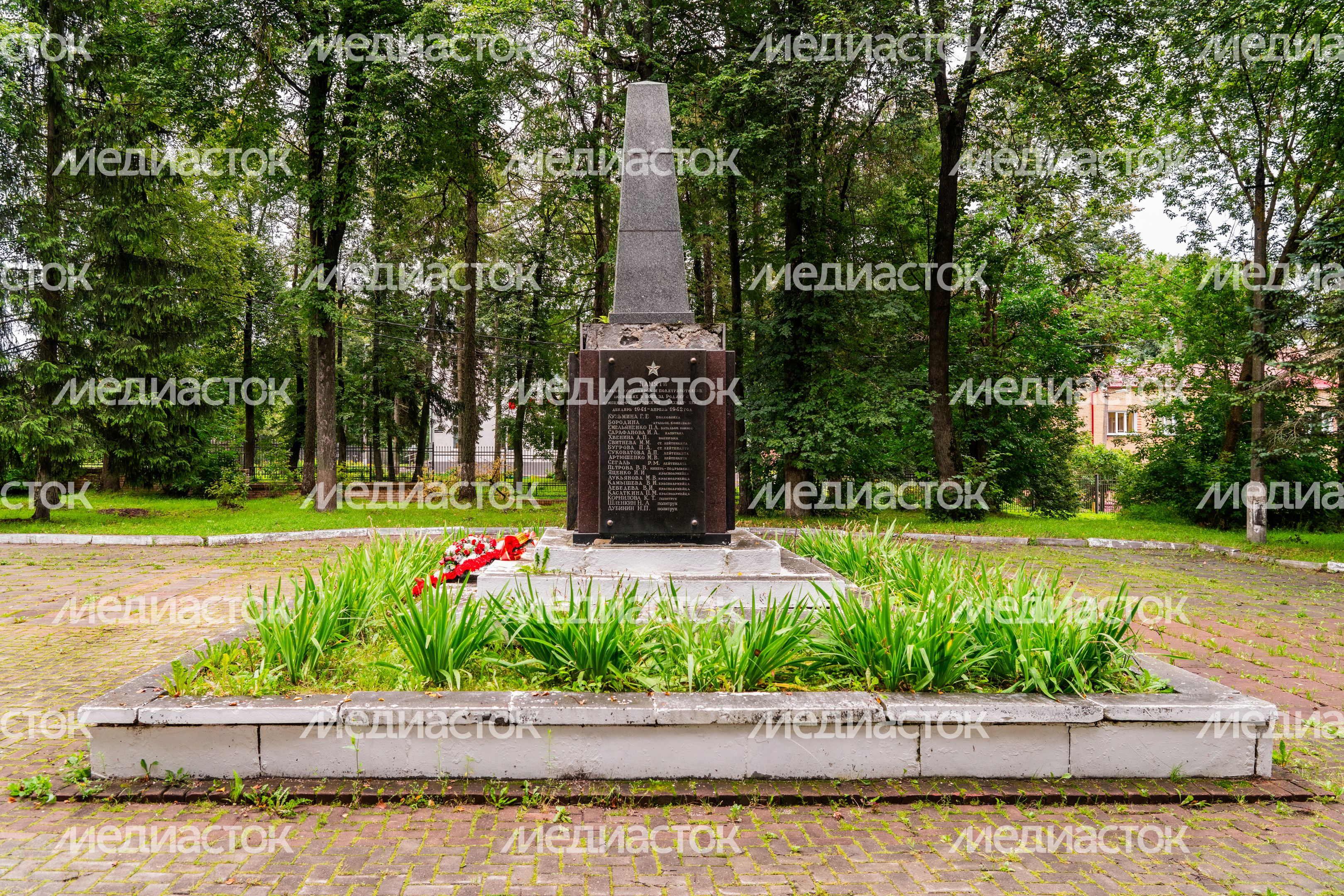 Мемориал на братской могиле воинов в городском саду Волоколамска Мемориал на братской могиле воинов в городском саду Волоколамска