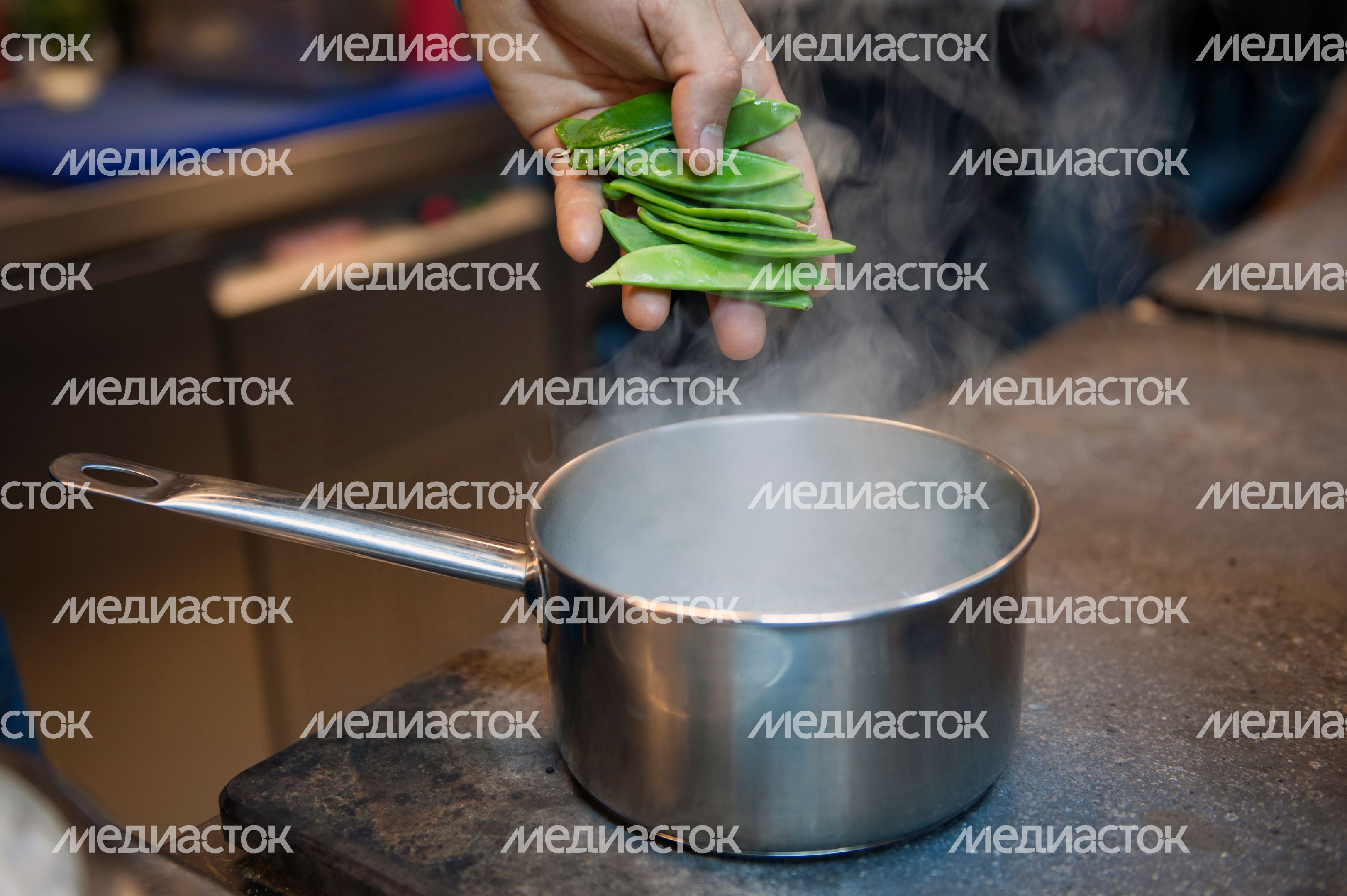 Приготовление салата с кальмарами и овощами на гриле