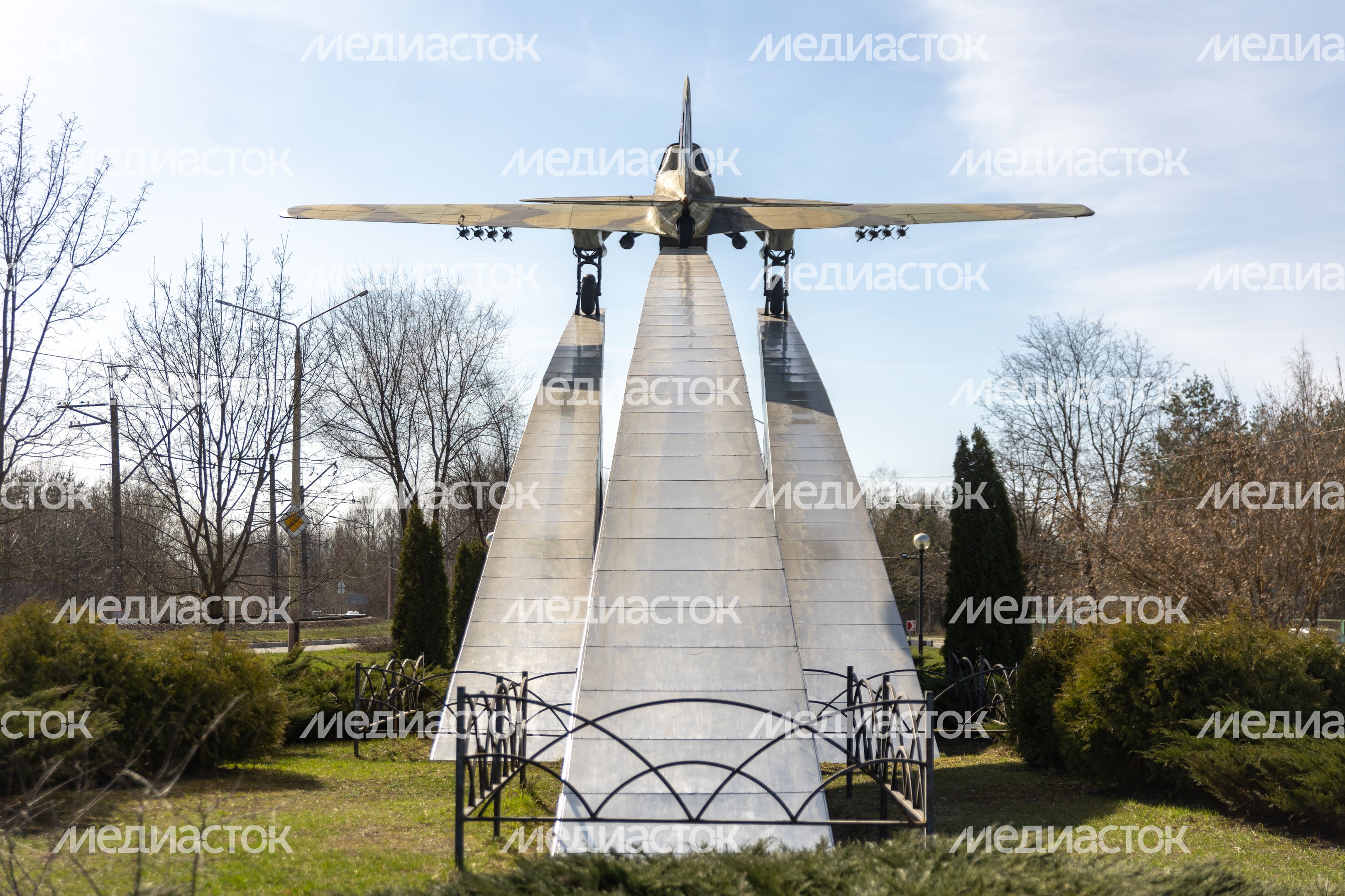 Памятник самолету Ил-2 Памятник самолету Ил-2