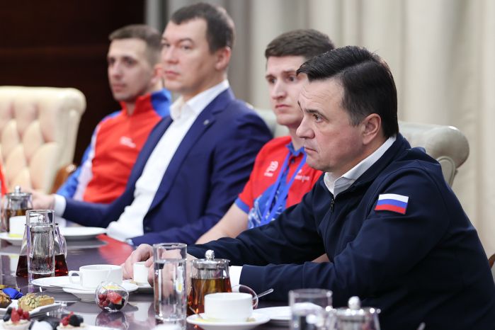 Андрей Воробьёв поздравил команду по следж-хоккею «Гвардия» с победой