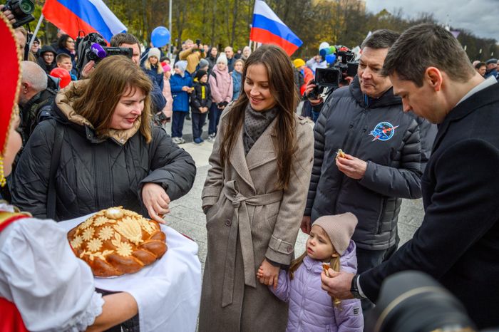 Космонавты с семьями на торжественной встрече в Звездном городке