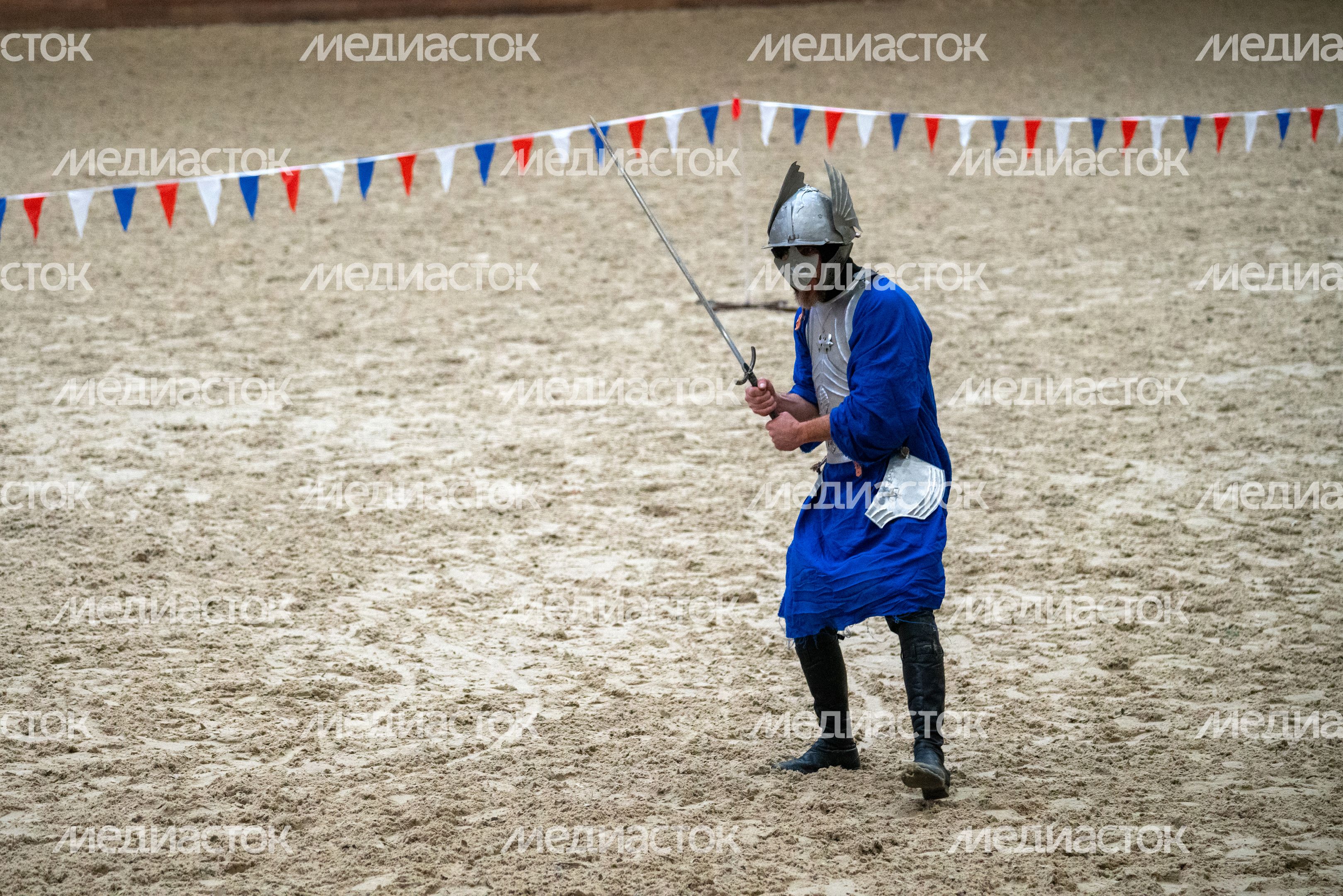 Рыцарь на костюмированном шоу на лошадях «Конная палитра» Рыцарь на костюмированном шоу на лошадях «Конная палитра»