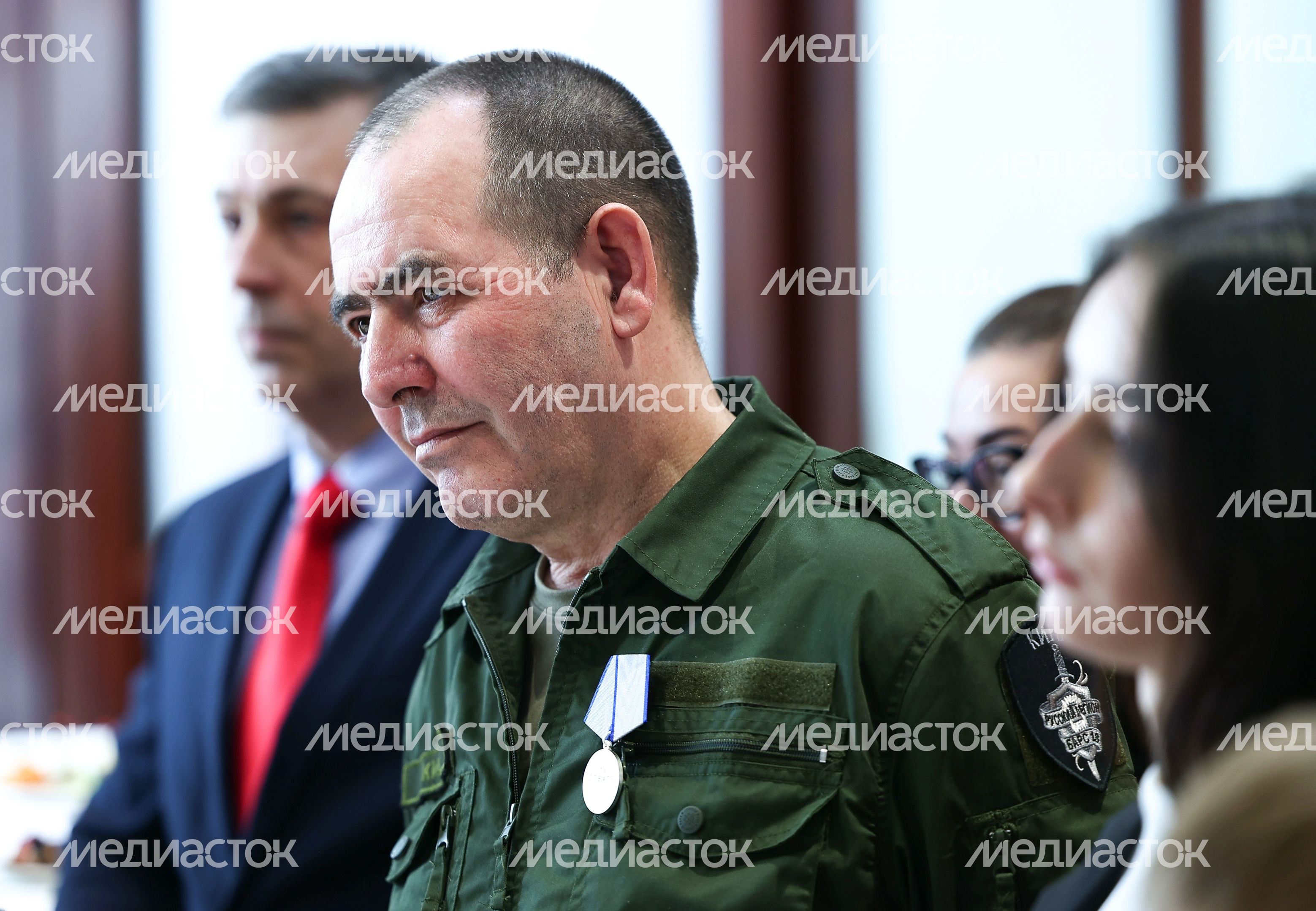 Андрей Воробьев вручил государственные награды бойцам добровольческого отряда «БАРС»