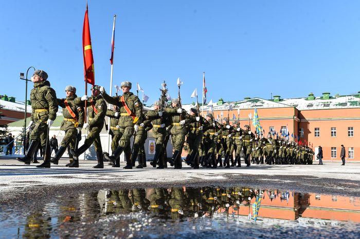 Подготовка военнослужащих отдельного комендантского Преображенского полка к военному параду на Красной площади