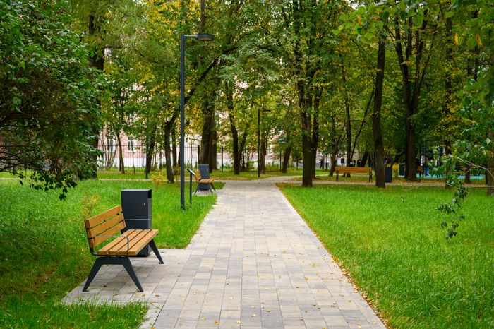 Осенний сквер на улице Крупешина в Балашихе