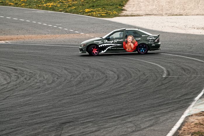Гонка автомобилей на дрифт-фестивале скорости и драйва Drift Expo Track Mode 2025