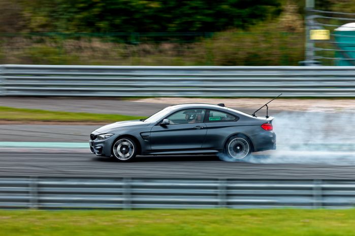 Дрифт-гонка автомобилей по автодрому Moscow Raceway на фестивале «Дрифт Экспо» в Волоколамске