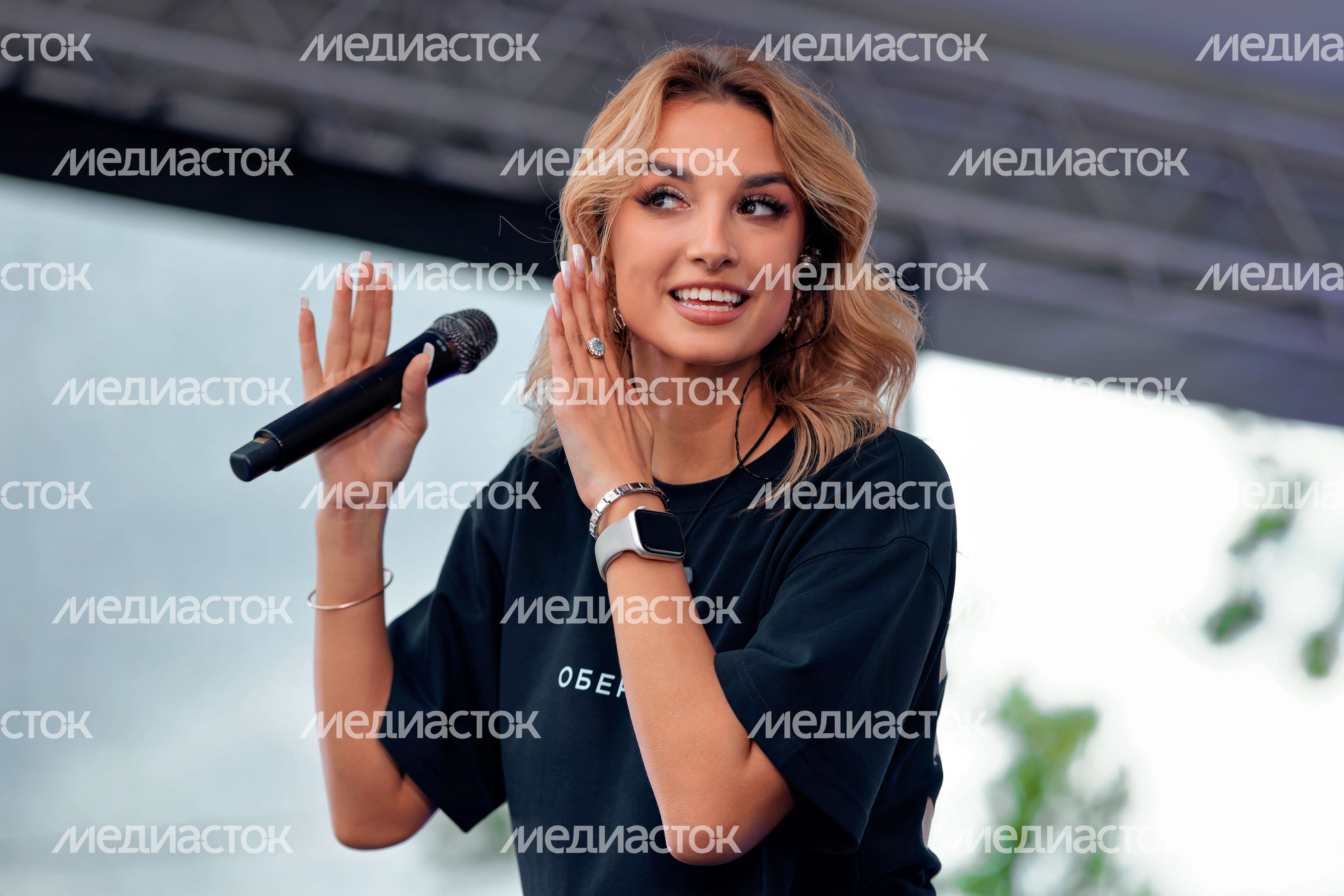 Солистка группы «Город 312» Диана Макарова на Фестивале добрых дел «Огонь жизни» в Одинцовском парке им. Л. Лазутиной Солистка группы «Город 312» Диана Макарова на Фестивале добрых дел «Огонь жизни» в Одинцовском парке им. Л. Лазутиной