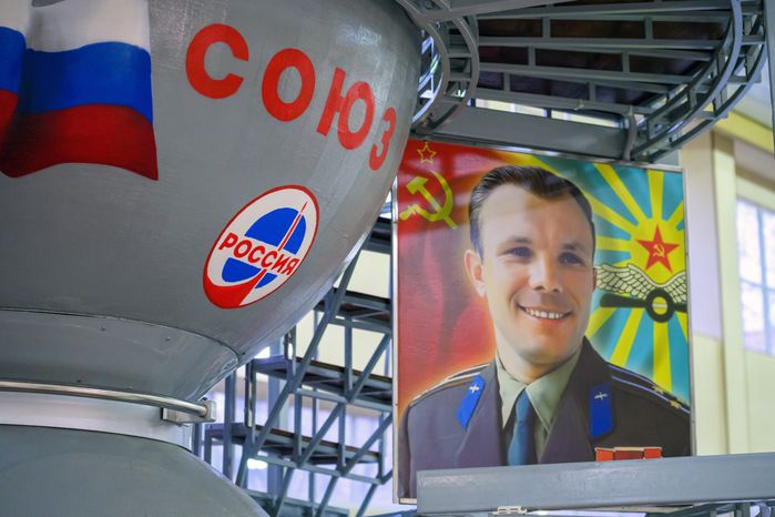 Тренировка основного экипажа космонавтов МКС-74 на тренажере корабля «Союз МС» в Звездном городке