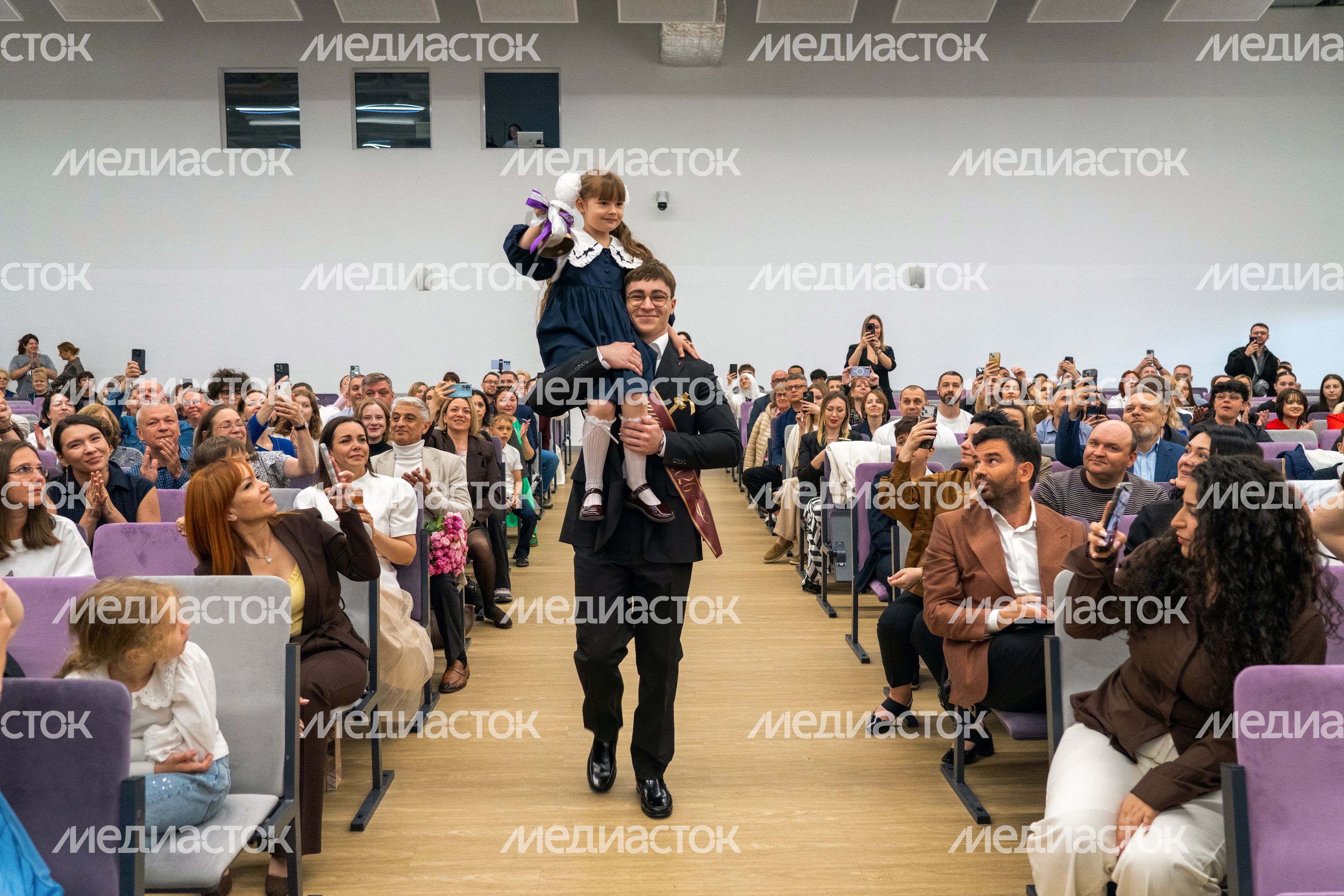 Последний звонок в школе №32 в Мытищах Последний звонок в школе №32 в Мытищах