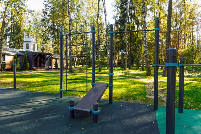 Спортивная площадка в Никольско-Архангельском парке Балашихи летом