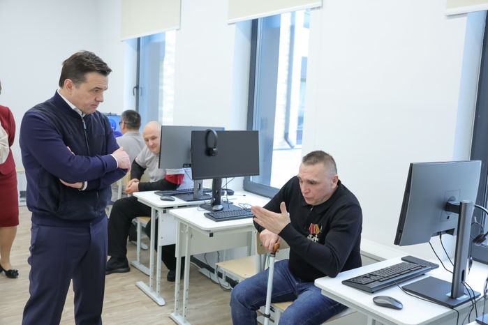 Андрей Воробьев навестил раненых бойцов в центре им. Мещерякова