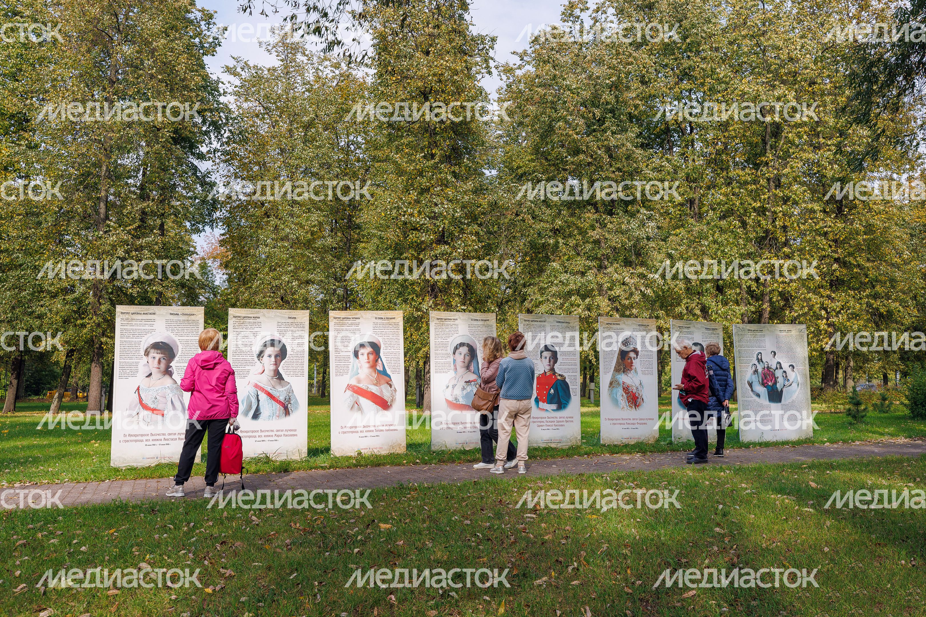 Парк на территории усадьбы Белая дача в Котельниках осенью Парк на территории усадьбы Белая дача в Котельниках осенью
