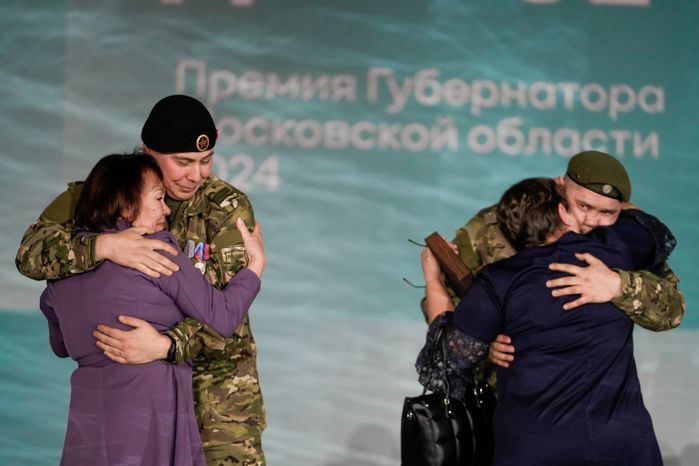 Матери бойцов СВО встретились с сыновьями на церемонии вручения премии "Мы рядом. Доброе дело"