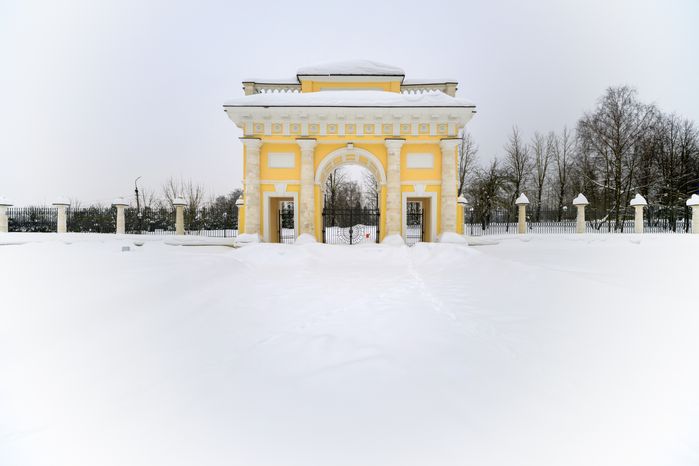 Отреставрированная триумфальная арка на территории усадьбы Гребнево зимой в Щелково