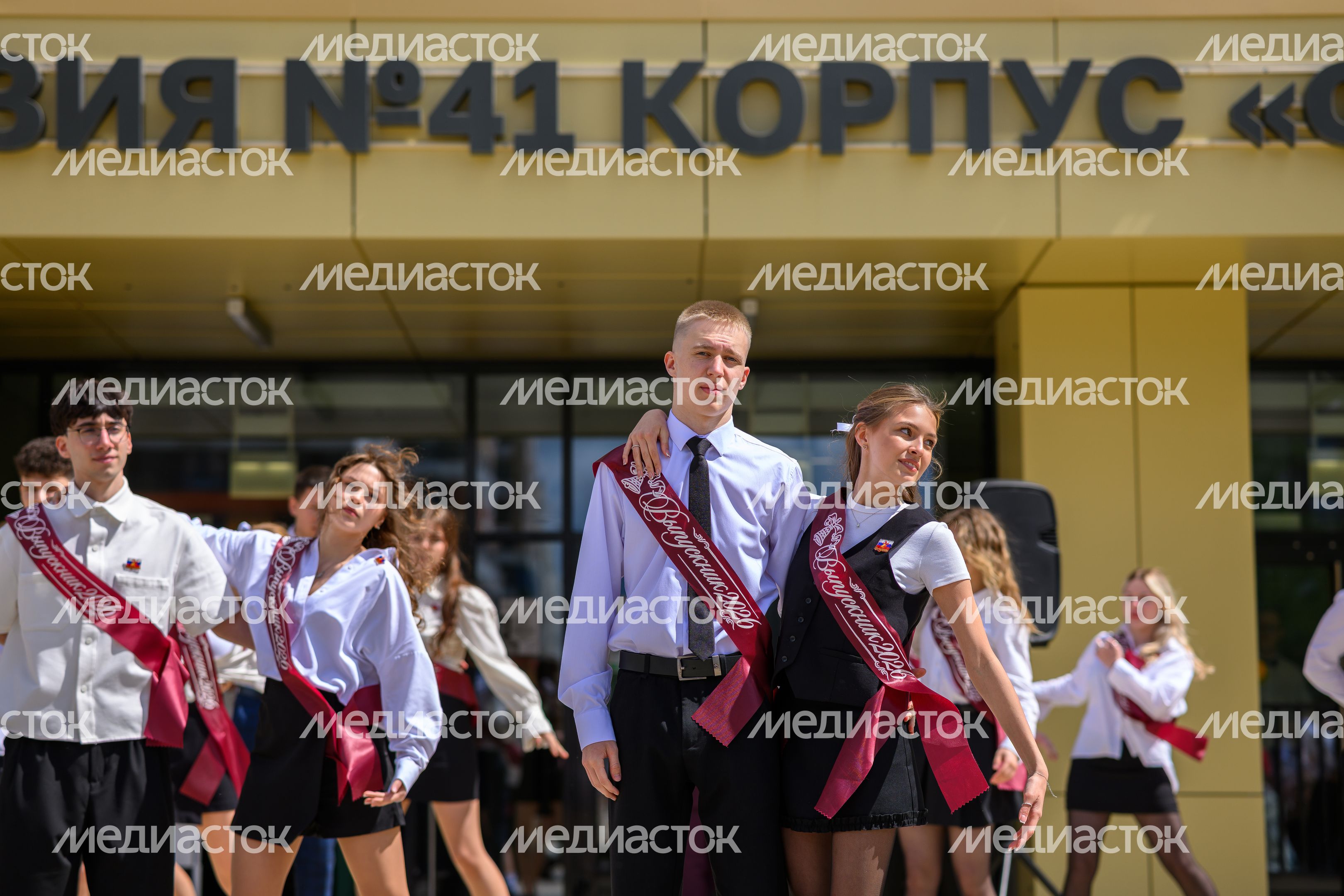 Вальс выпускников на последнем звонке в гимназии №41 - корпусе «Феникс» в ЖК «Жулебино парк» города Люберцы Вальс выпускников на последнем звонке в гимназии №41 - корпусе «Феникс» в ЖК «Жулебино парк» города Люберцы