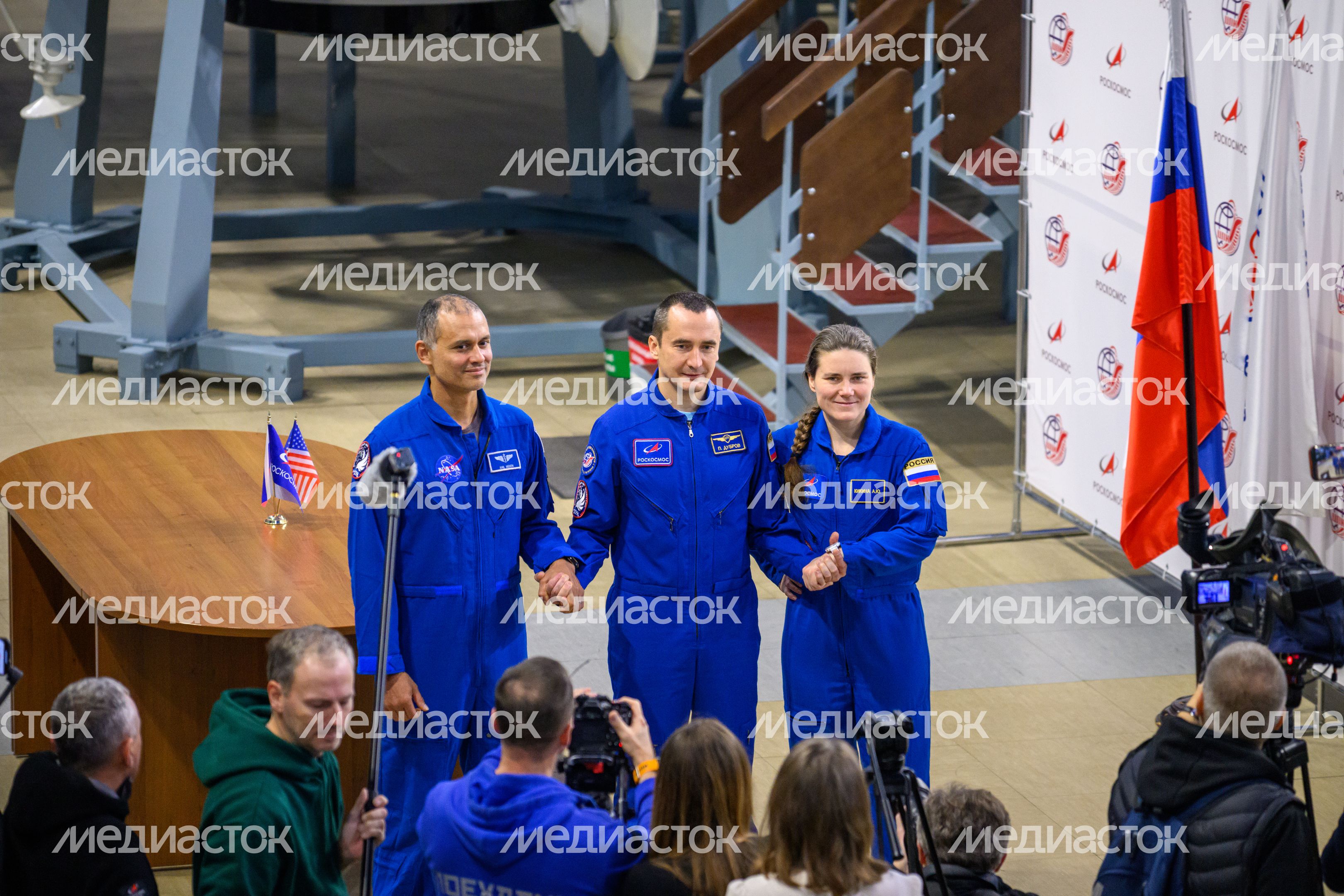 Космонавты дублирующего экипажа МКС-74 Анил Менон, Петр Дубров, Анна Кикина в Звездном городке