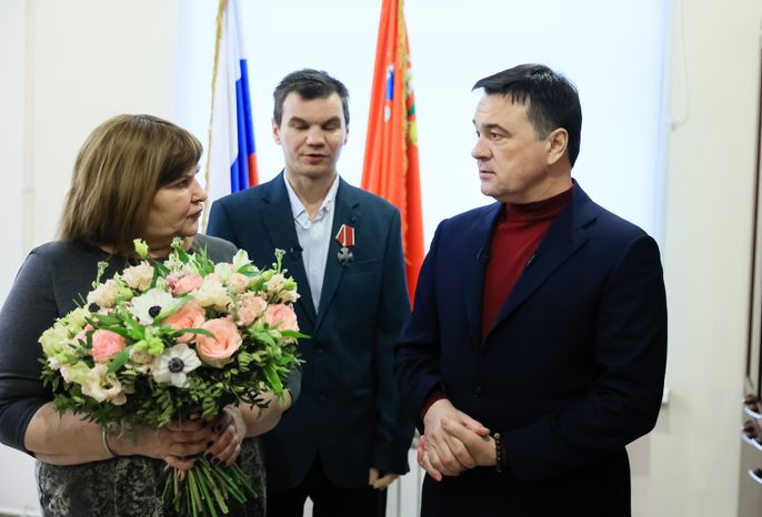 Вручение Губернатором Ордена Мужества добровольцу из Подольска