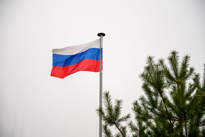 Флаг на фоне неба на стадионе «Труд» в поселке Малаховка округа Люберцы