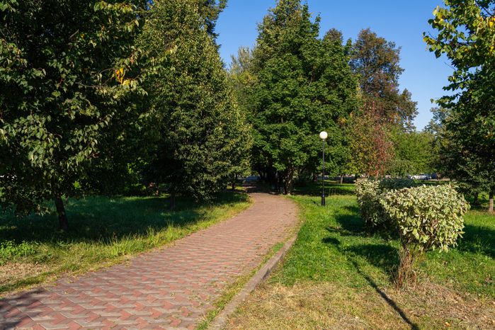 Благоустроенная набережная в Юсуповском сквере города Долгопрудный