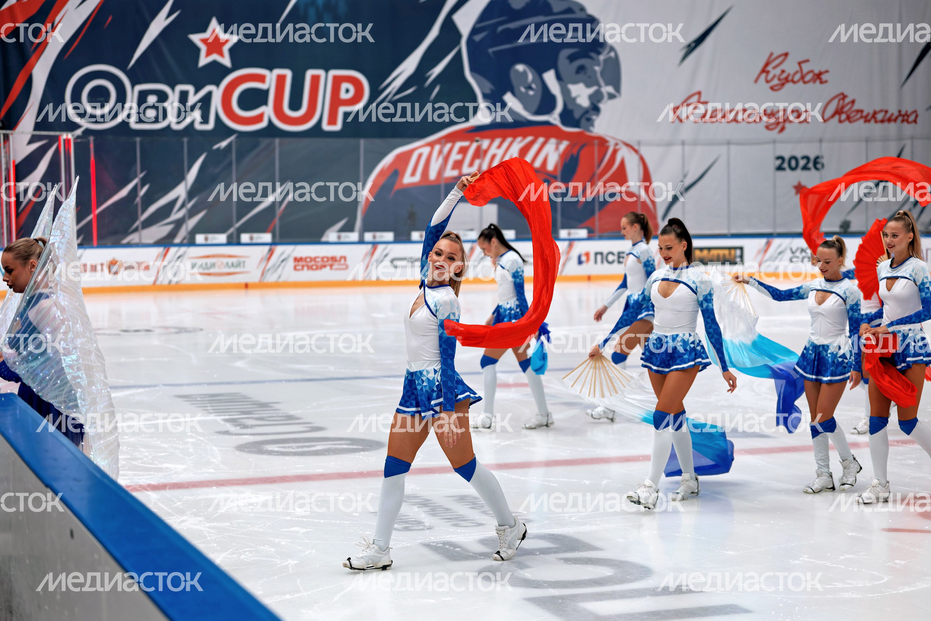 Фигуристы выступили на церемонии закрытия детского турнира по хоккею «ОВИCUP-2026»