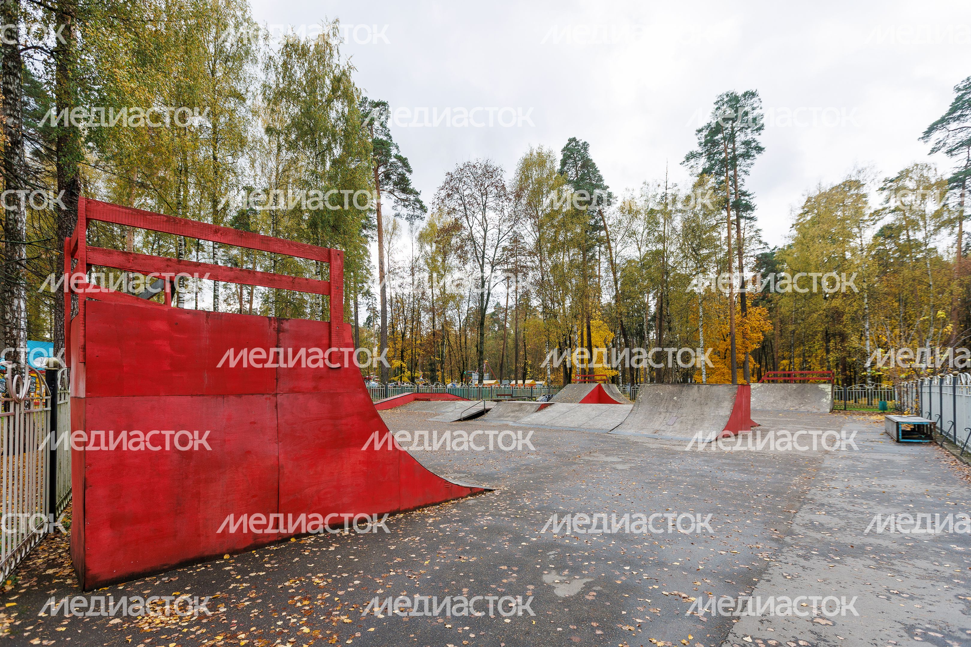 Скейт-площадка в Центральном парке культуры и отдыха в Ногинске осенью Скейт-площадка в Центральном парке культуры и отдыха в Ногинске осенью