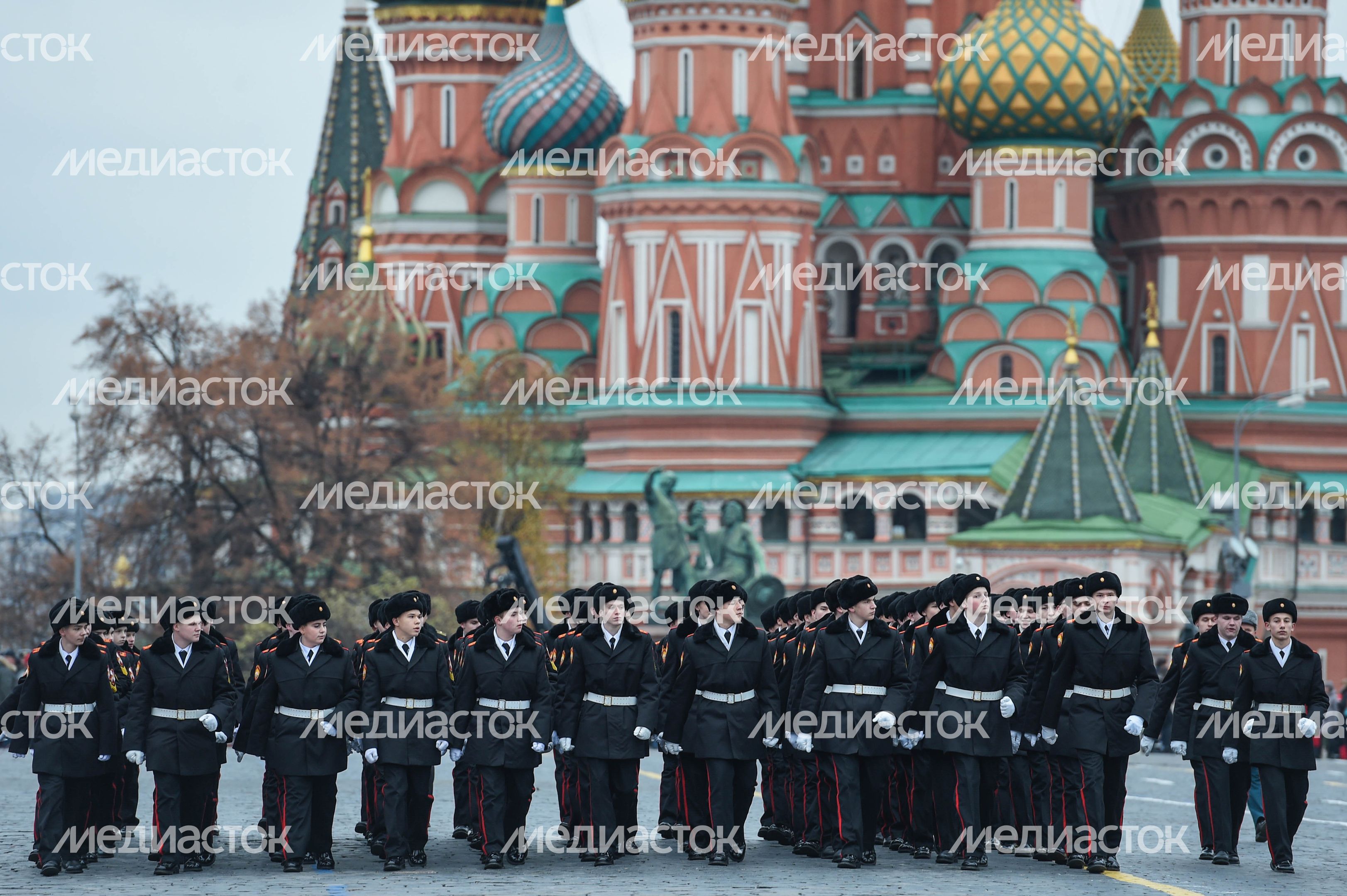 Торжественный марш в честь парада 1941 года на Красной площади в Москве