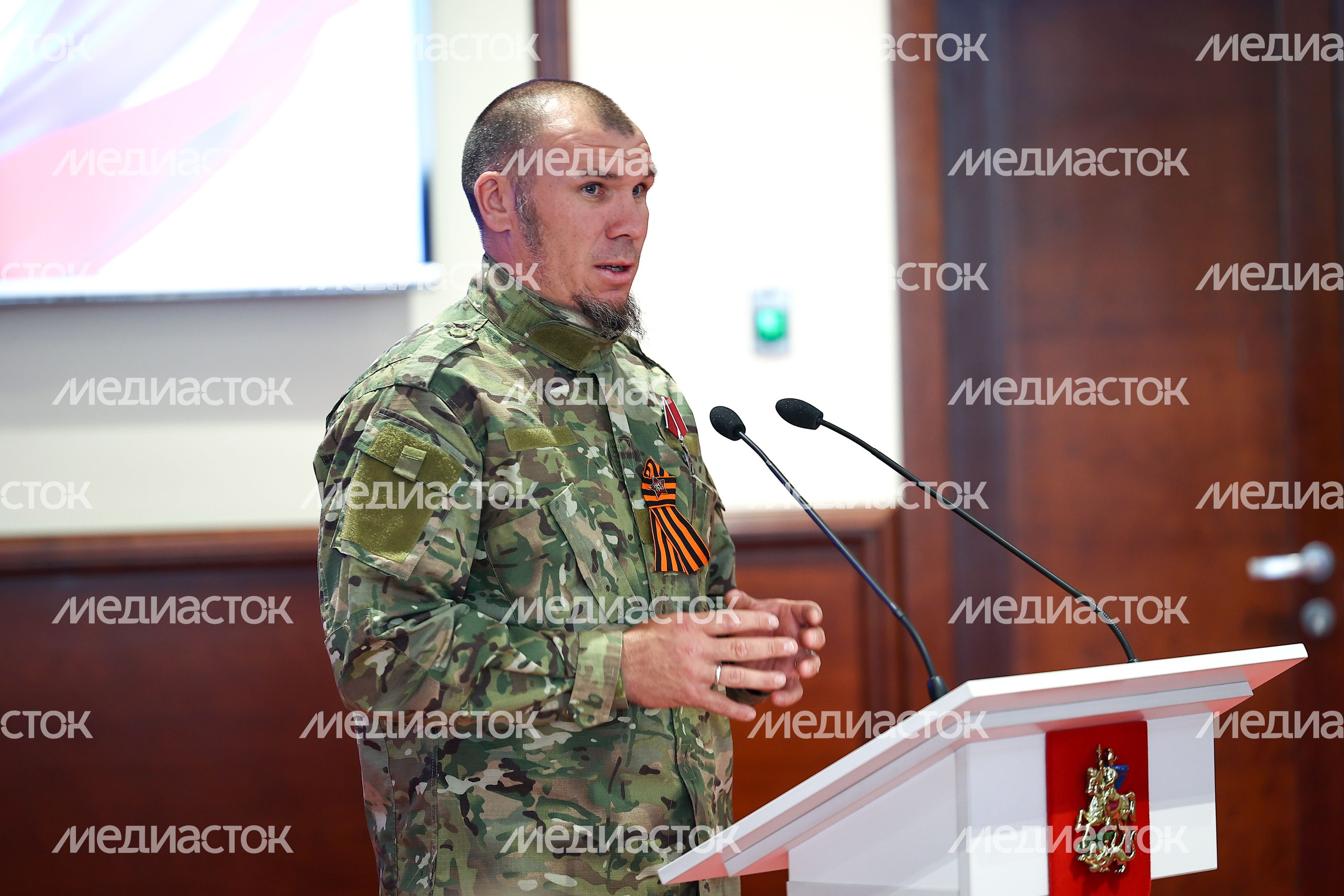 Губернатор вручил государственные награды добровольцам отряда БАРС