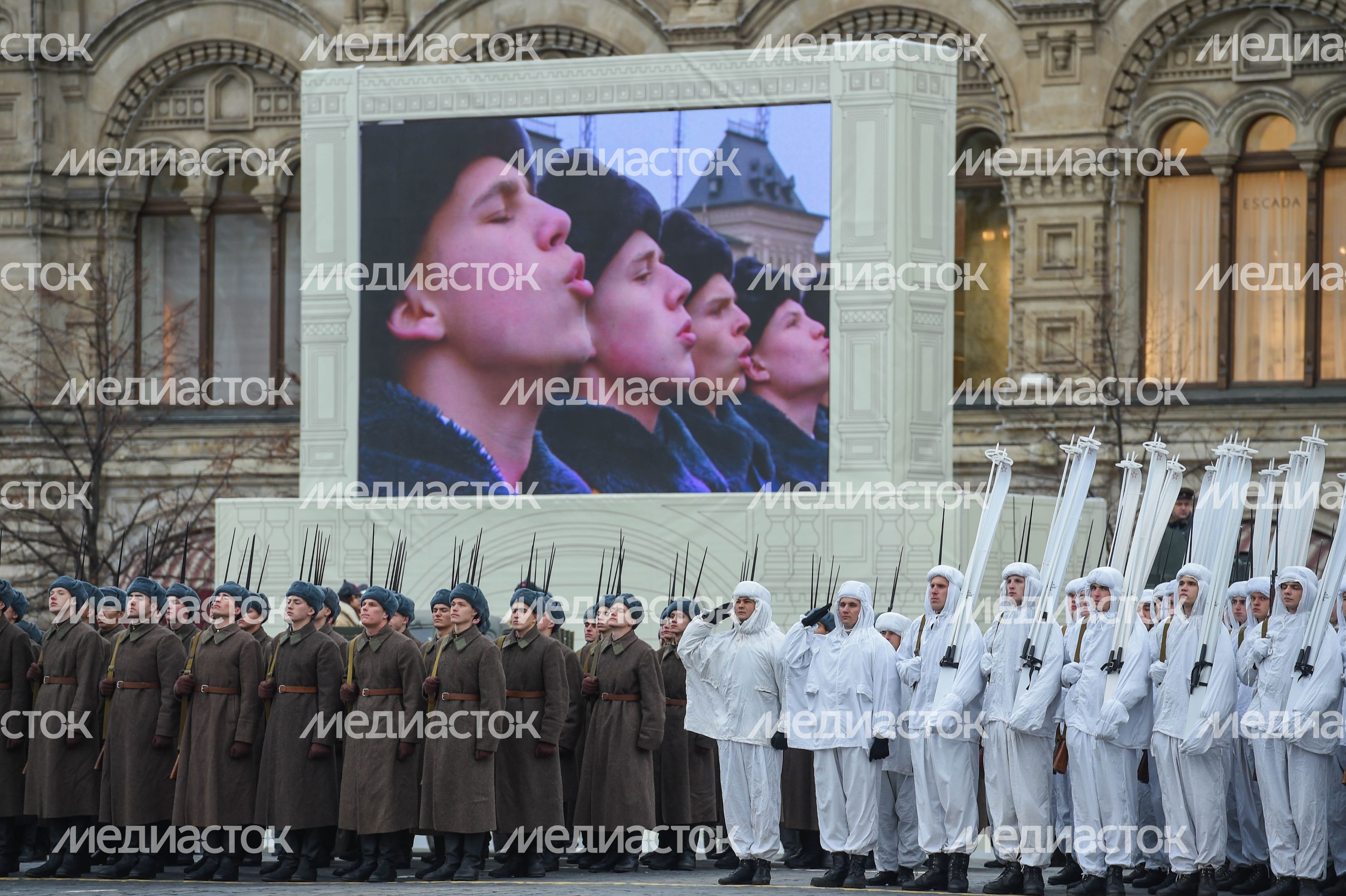 Торжественный марш в честь парада 1941 года на Красной площади в Москве