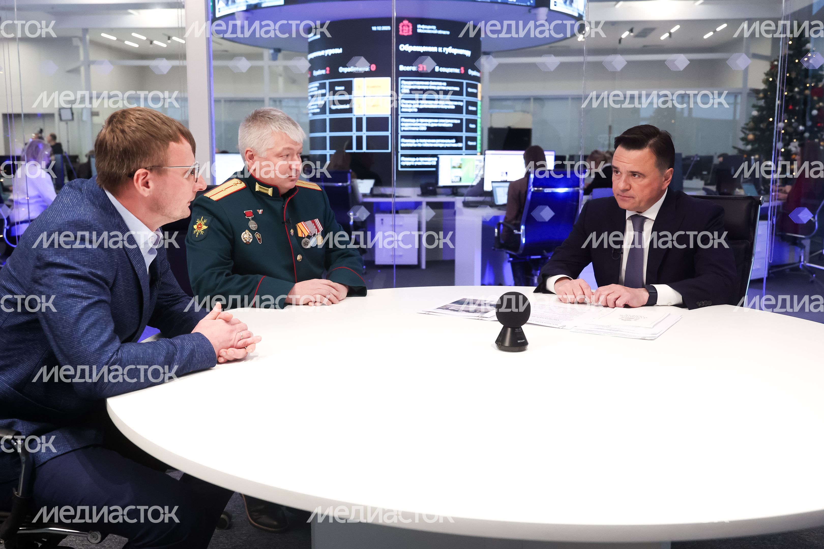 Андрей Воробьев выслушал просьбу старосты деревни Буняково и жителя села Красный Путь Андрей Воробьев выслушал просьбу старосты деревни Буняково и жителя села Красный Путь