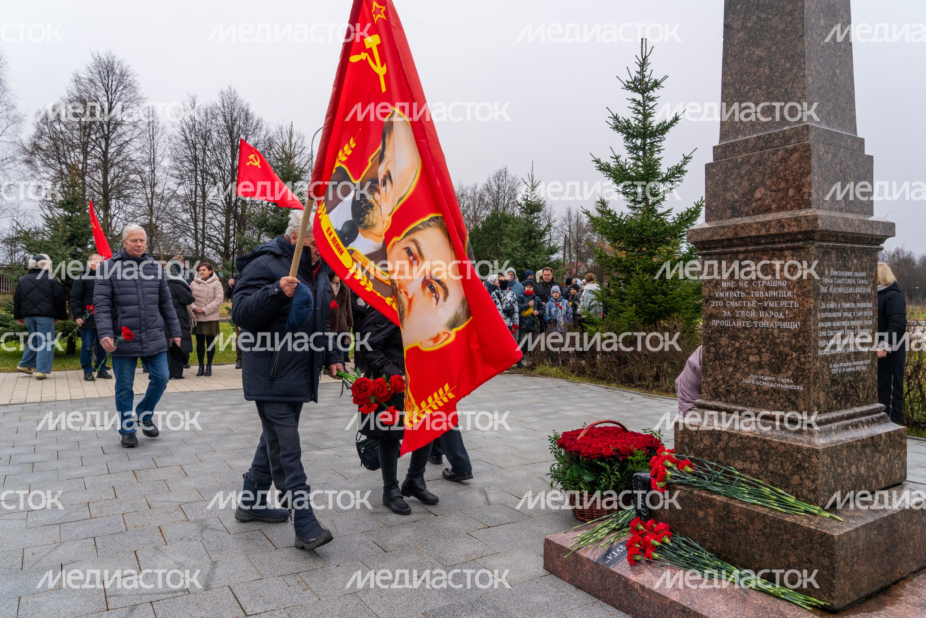 Возложение цветов к месту казни Зои Космодемьянской в музее «Зоя» Рузского округа Возложение цветов к месту казни Зои Космодемьянской в музее «Зоя» Рузского округа