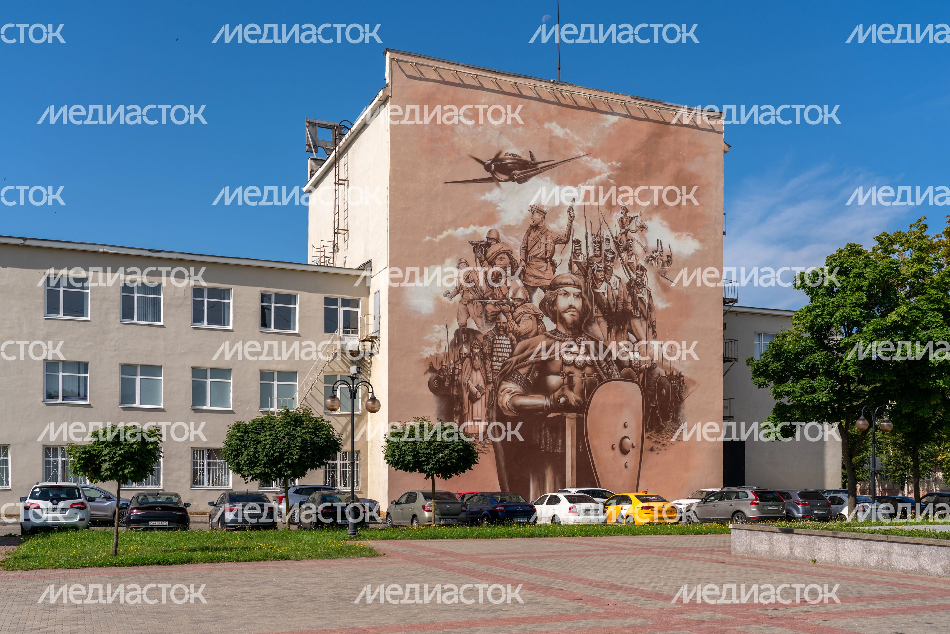 Мурал «Воины эпох» на Дворце культуры «Россия» в Серпухове Мурал «Воины эпох» на Дворце культуры «Россия» в Серпухове