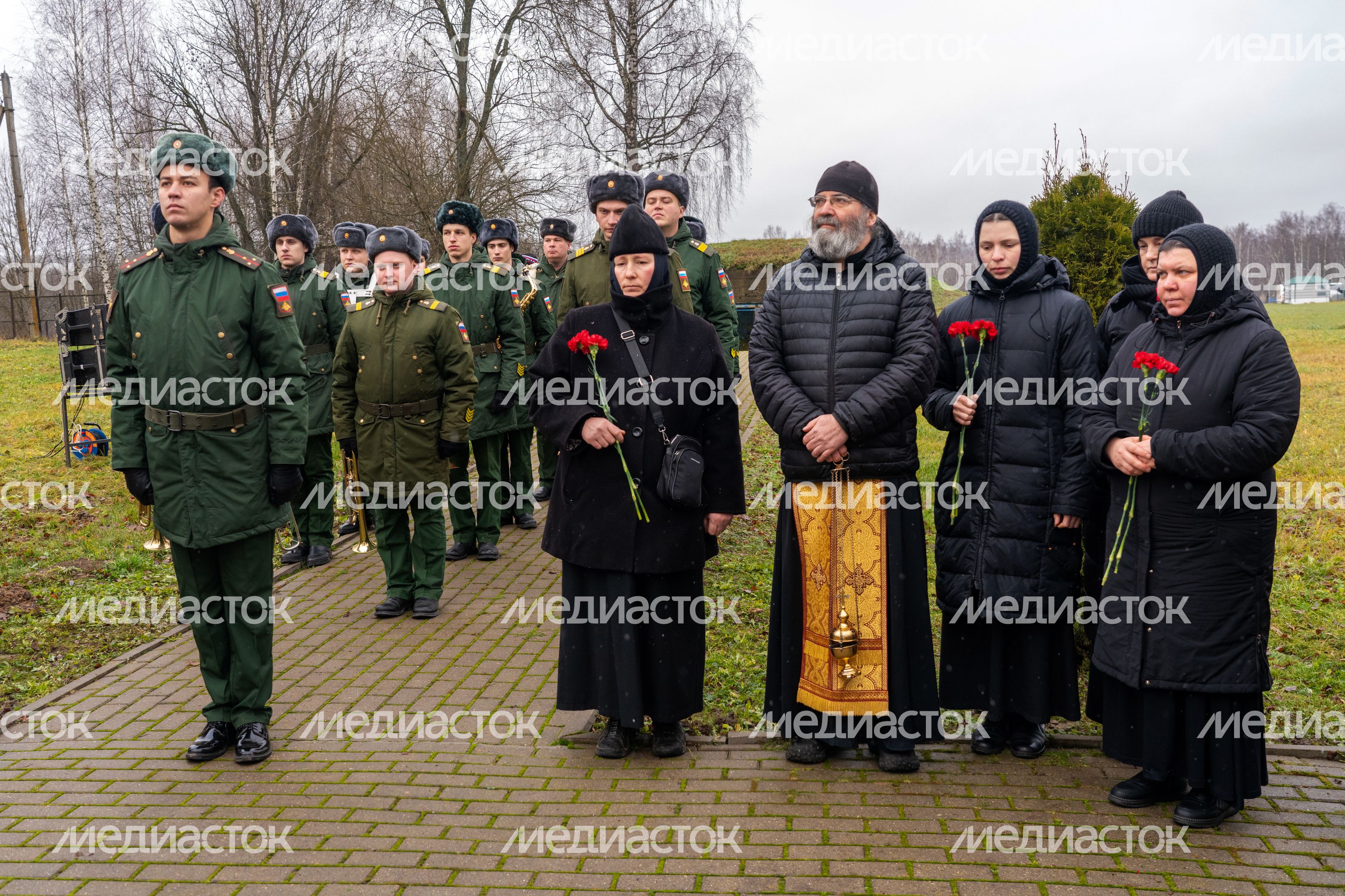 Возложение цветов к могиле Неизвестного солдата на Бородинском поле Возложение цветов к могиле Неизвестного солдата на Бородинском поле