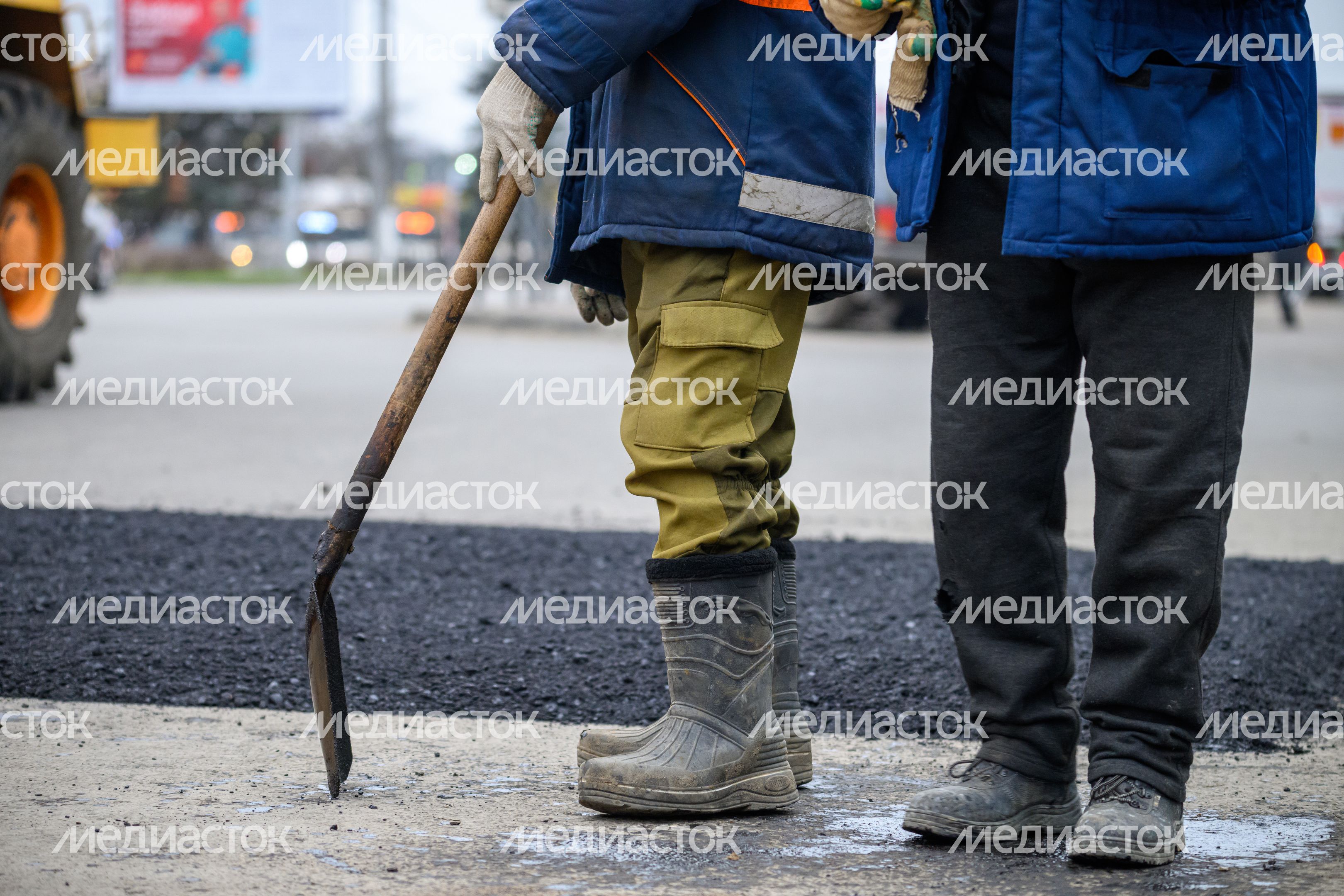 Рабочие Мособлводоканала укладывают асфальт в Орехово-Зуево после ремонта водопровода Рабочие Мособлводоканала укладывают асфальт в Орехово-Зуево после ремонта водопровода