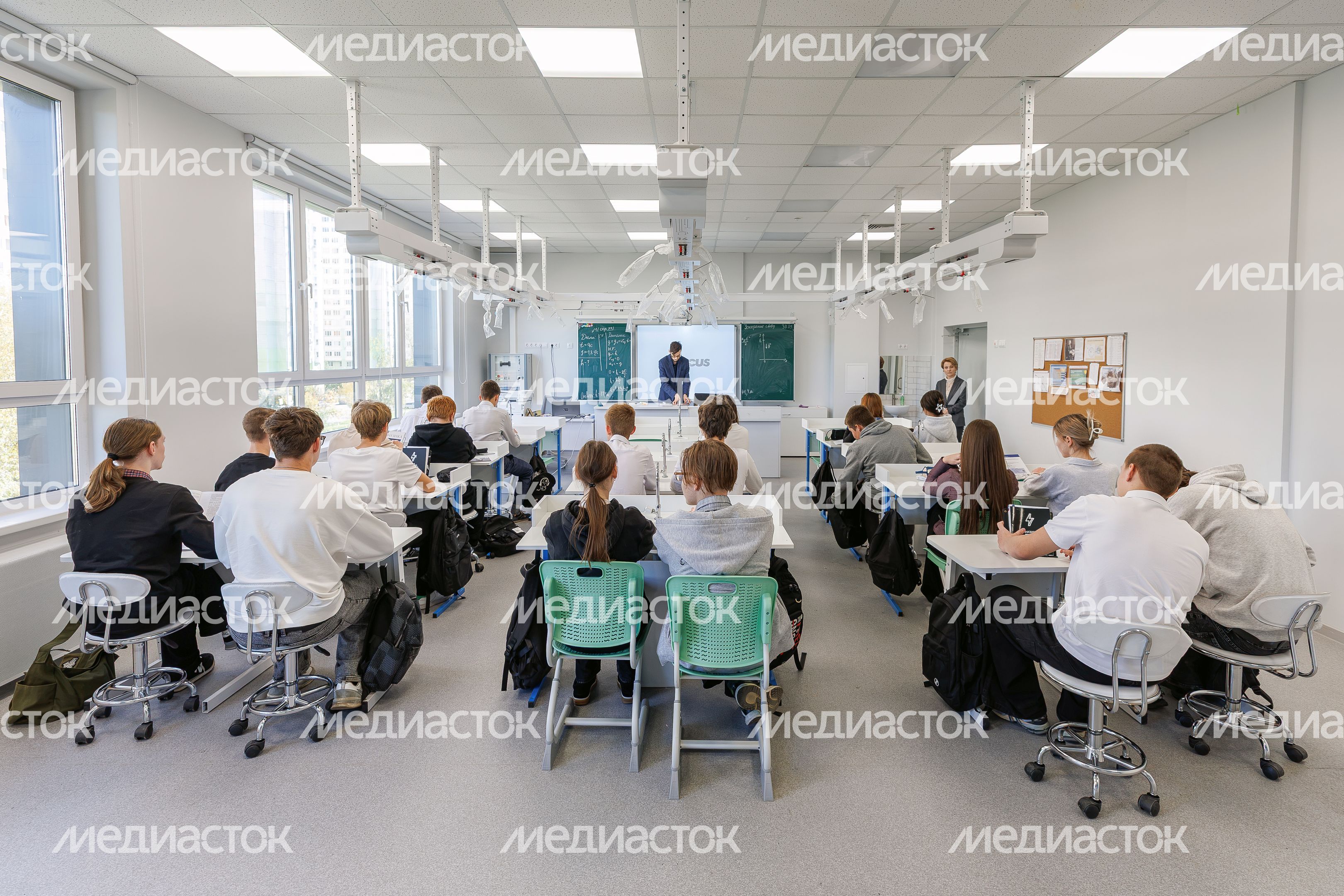Урок химии для старшеклассников в новой средней школе №20 на 1100 мест в микрорайоне Подрезково города Химки