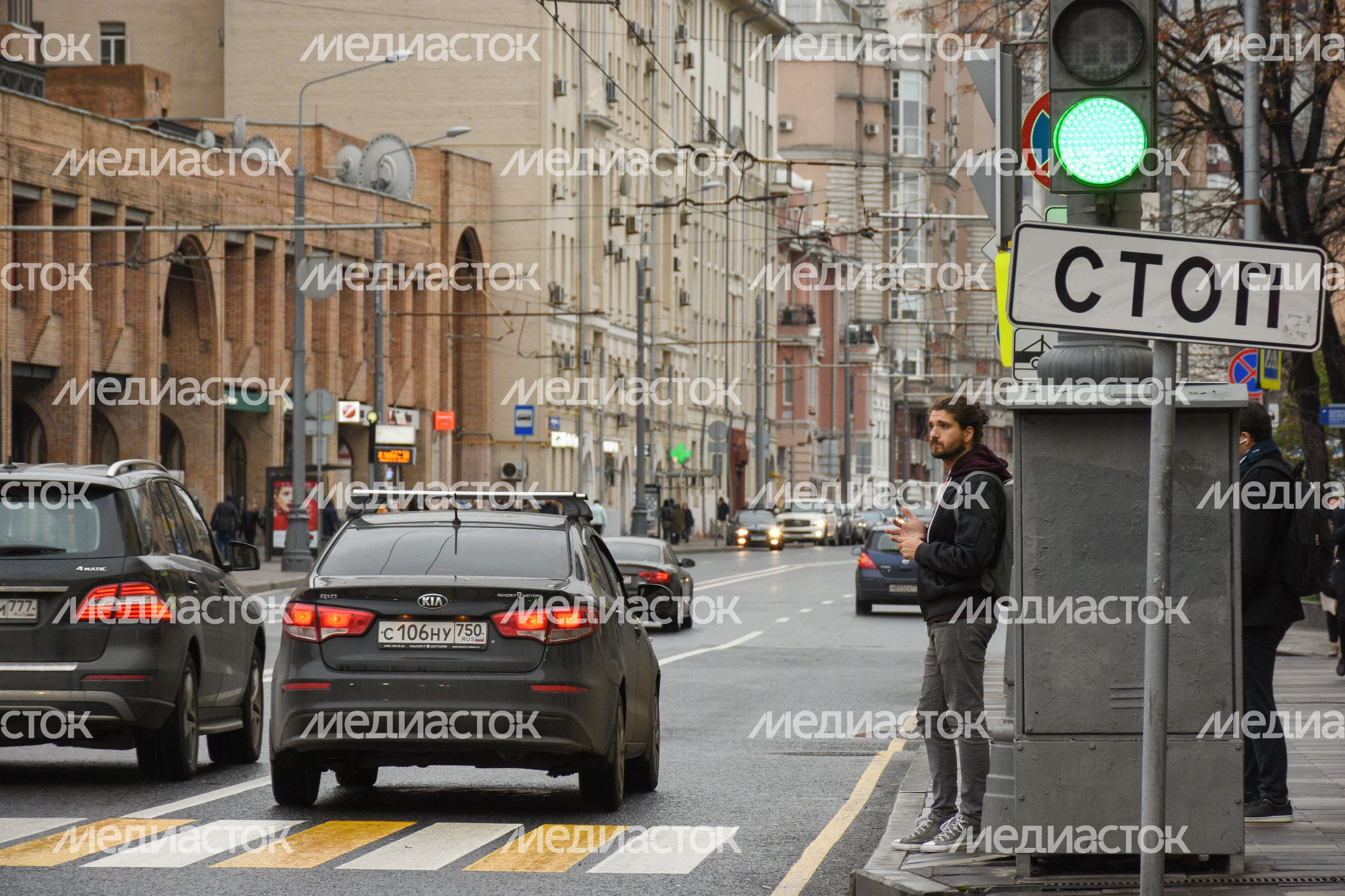 Повседневная жизнь города в Москве осенью
