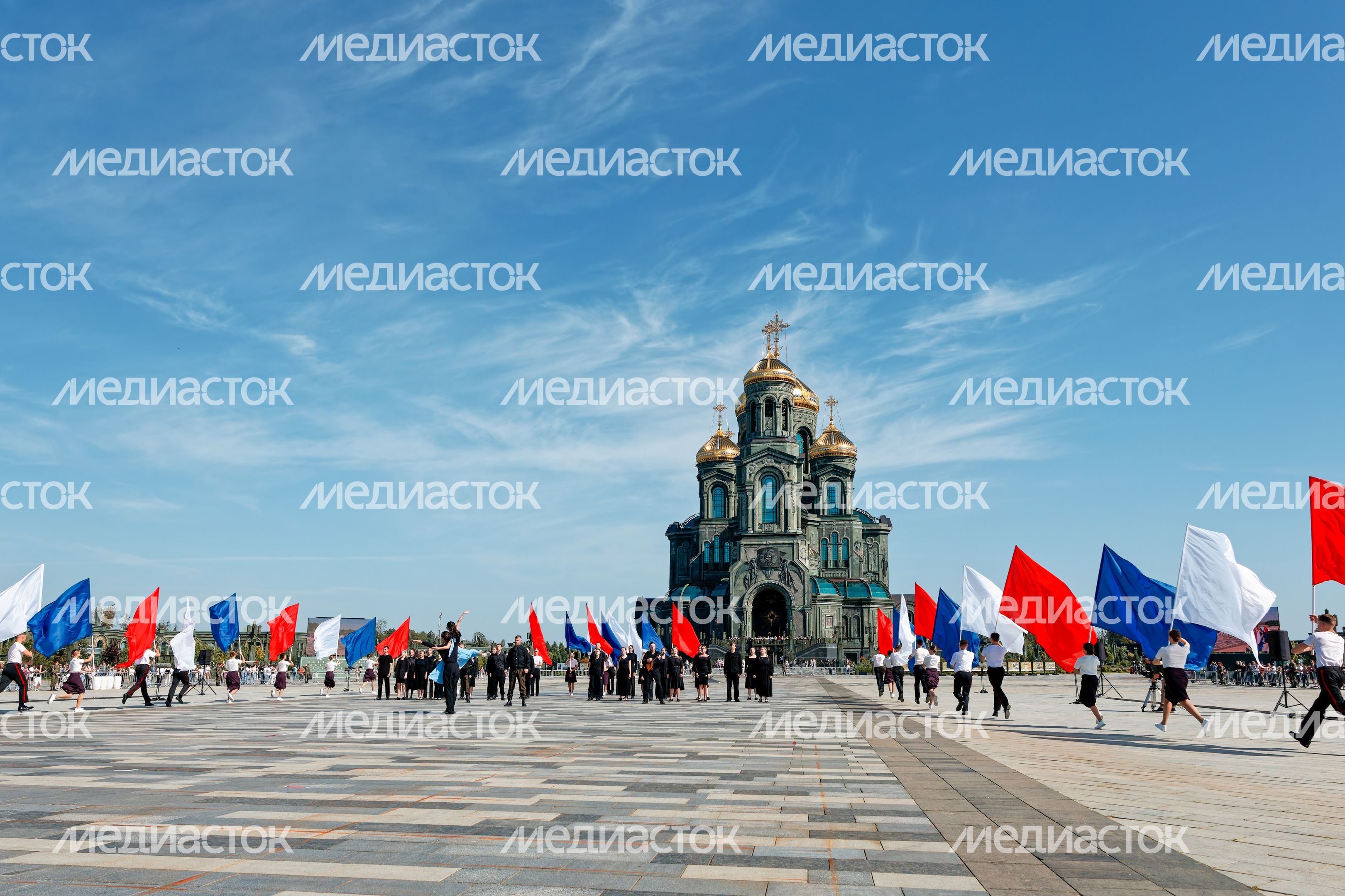 Выступление творческих коллективов на военно-музыкальном фестивале «Спасская башня» у Главного храма ВС РФ