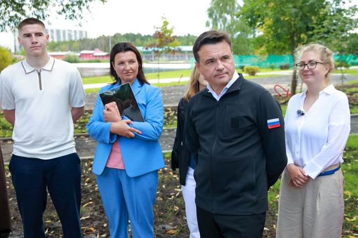 Андрей Воробьев проверил ход благоустройства набережной пруда "Москвич" в Лобне