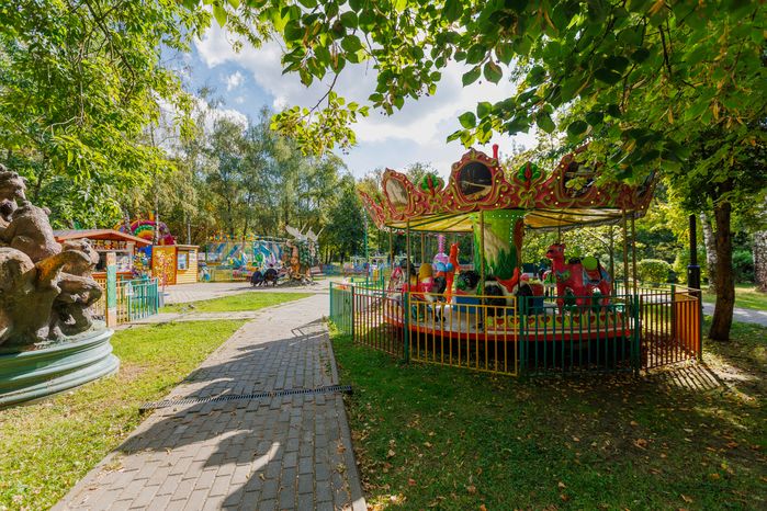 Аттракционы в Центральном парке культуры и отдыха в Лыткарино летом
