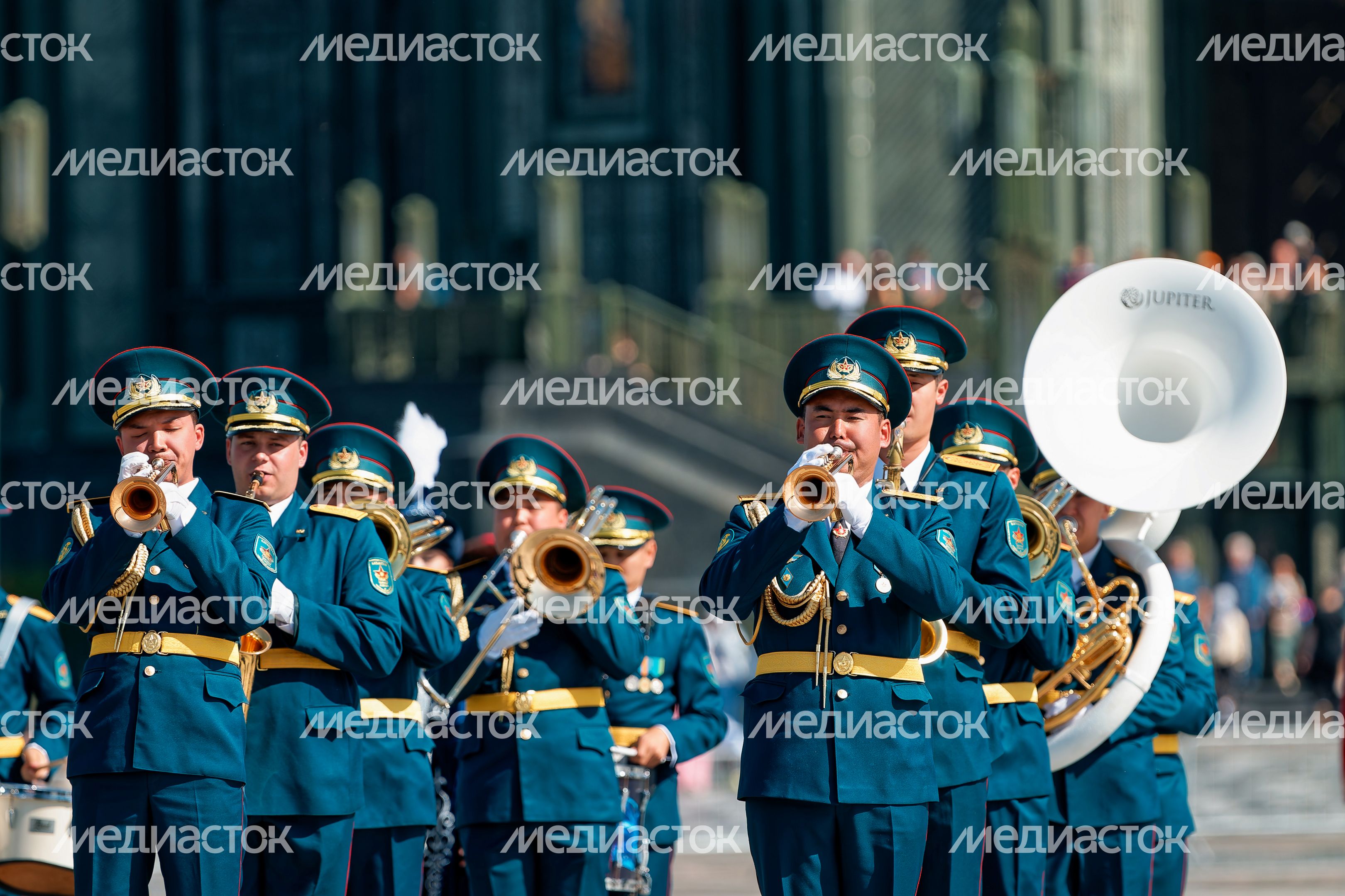 Военный оркестр силовых ведомств Казахстана на военно-музыкальном фестивале «Спасская башня» у Главного храма ВС РФ