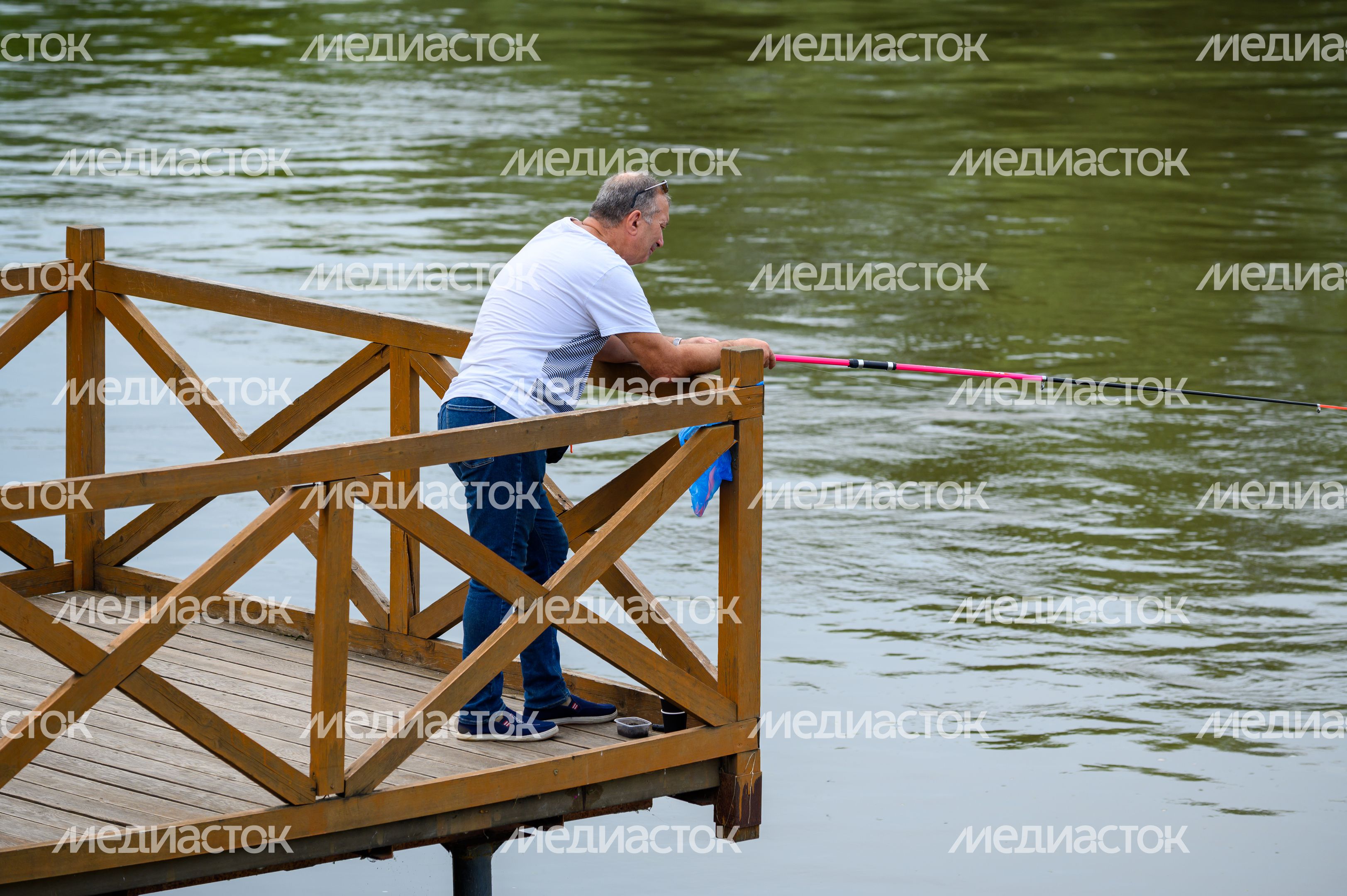 Рыбак на Москворецкой набережной в Коломне Рыбак на Москворецкой набережной в Коломне